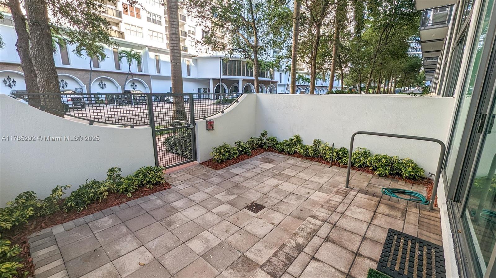 6000 Collins Ave 103