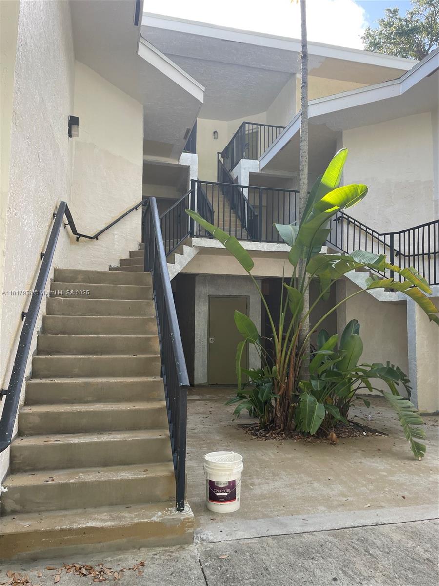 Fort Lauderdale beautiful condo 1 bed 1 bath, second floor with high ceilings close to las olas, FL airport 11 min, I-95 3 min, Turnpike, 6 min Broward Hospital 8 min. updated and upgraded unit ready to live