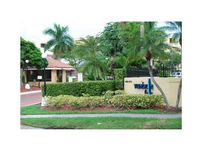 Beautiful and stately apartment completely remodeled, recently painted with beautiful and tasteful colors. Elevator, two pools, gym, 2 assigned parking spaces and much more. Easy to show.