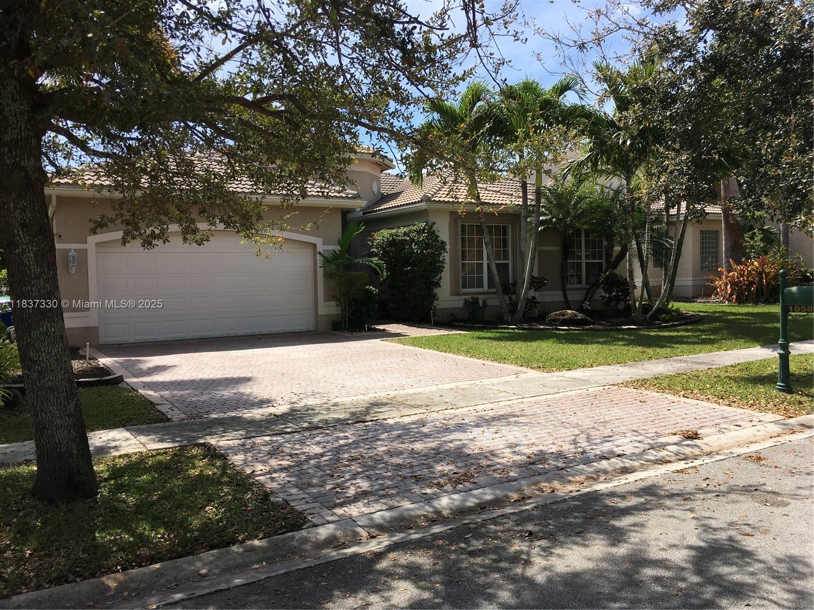 Beautiful one level Home,5 bedrooms 3 full bathrooms,with lake view & pool, locates in one of the best communities Sunset Lakes with tennis courts, heated pool, gym.Great location,near shopping malls, hospital, parks, & good access to highways, such I 75.