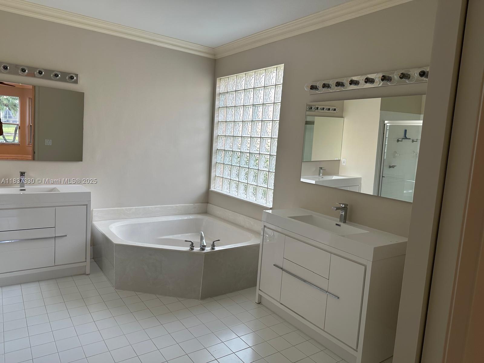 SUNSET LAKES PLAT THREE - Residential Lease