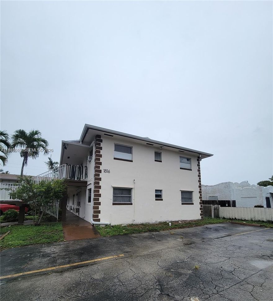 LARGE 1 BDR 1 BATH FURNISHED CONDO IN HOLLYWOOD, JUST HALF BLOCK FROM US 1, MINUTES FROM YOUNG CIRCLE, BEACHES, RESTAURANTES,NIGHT LIFE AND ENTERTAINMENT. LOW MAINTANCE ONLY $ 245 MONTHLY AND COULD BE RENTED $1300/1400 PER MONTH.  STORAGE, PARKING. QUIET AREA. GREAT INVESTMENT OR TO LIVE IN. ALL AGES.