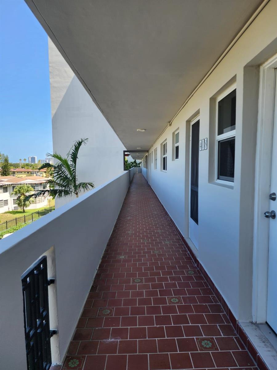 1750 NE 191st St 418-3