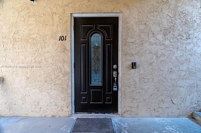 2/2 BEAUTIFUL UNIT READY TO MOVE IN. CONVENIENTLY LOCATED NEAR TO THE BEACH, RESTAURANTS AND SHOPS. NO MINIMUM CREDIT SCORE IS REQUIRED BY THE ASSOCIATION. OWNER IS REQUESTING FIRST MONTH RENT AND 2 MO OF SECURITY DEPOSIT WITH PRESENTING PAYSTUBS, BANK STATEMENTS. QUICK APPROVAL. UNIT IS UPDATED, SS APPLIANCES, FRESHLY PAINTED AND WILL BE PROFESSIONALLY CLEANED. NO UTILITIES ARE INCLUDED. LAUNDRY LOCATED ON THE SAME FLOOR. PLEASE DO NOT TOUCH THE A/C DEGREE.