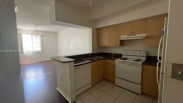 Elegance & Luxury in the heart of Aventura. Unique 3 story townhouse plenty of windows & Sun ligth Marine next door Gym, Pool, Walk distance to Aventura Mall.Washer & Dryer insede the unit. Pet frendly Garage and second parking