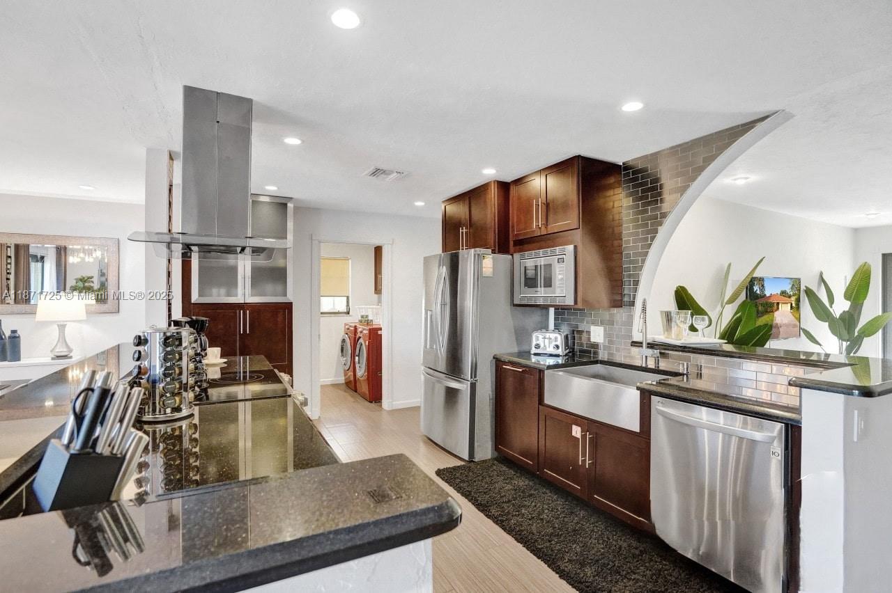 RIVERSIDE COVE - Residential