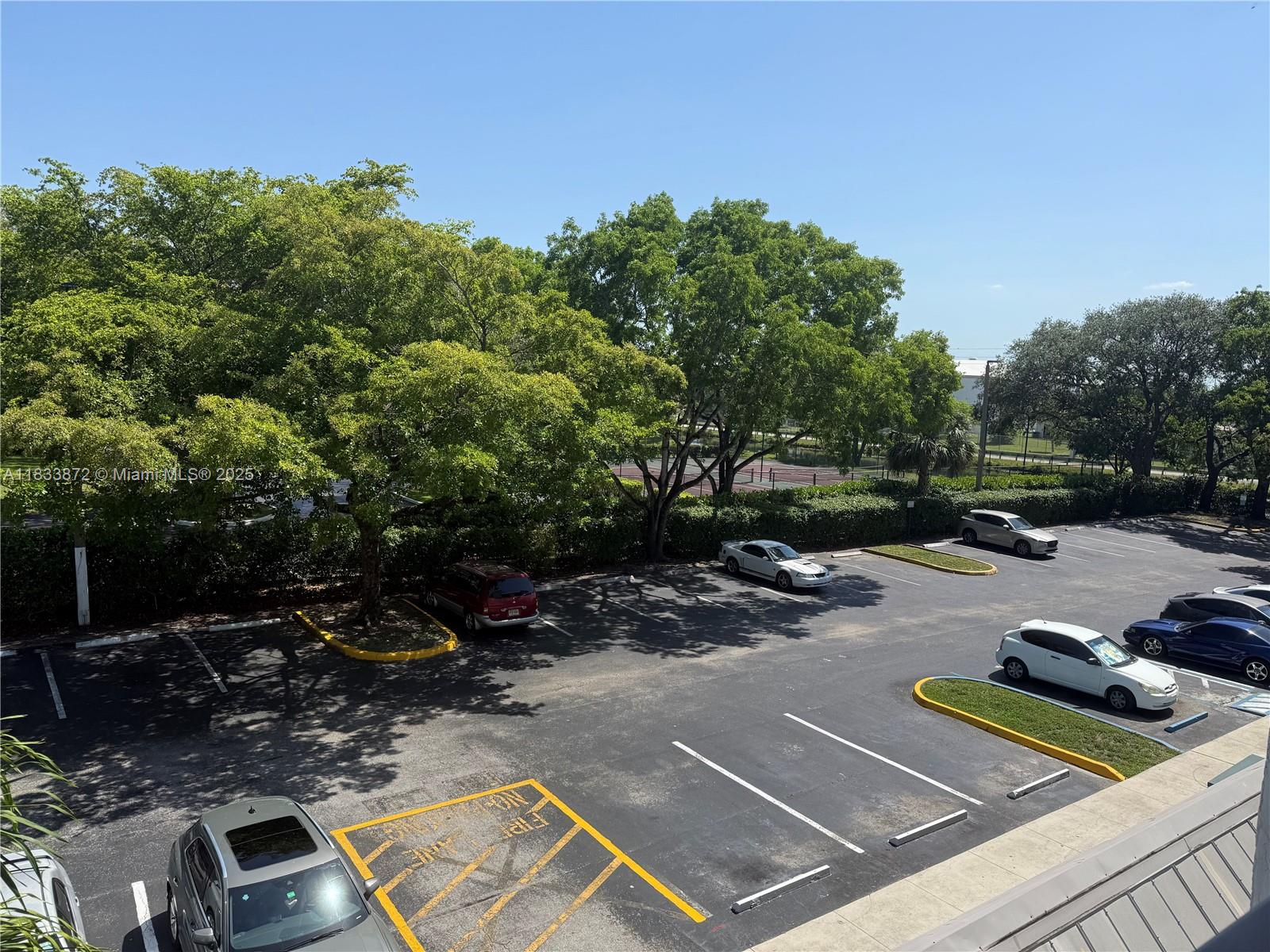 Don’t miss this move-in ready condo featuring 2 spacious bedrooms and 2 full bathrooms. The unit offers stylish laminated flooring throughout and a modern kitchen equipped with stainless steel appliances. Laundry is conveniently located on the same floor.
Located in a well-maintained community with fantastic amenities including a swimming pool, tennis court, gym, and playground—perfect for an active and comfortable lifestyle.
Currently rented, with tenants open to staying if you're an investor, or vacating if you're planning to make this your home. Whether you're a first-time buyer or looking for a strong investment opportunity, this property is a perfect fit in a highly desirable area.
Schedule your showing today! PLEASE TEXT LISTING AGENT TO MAKE AN APPOITMENT