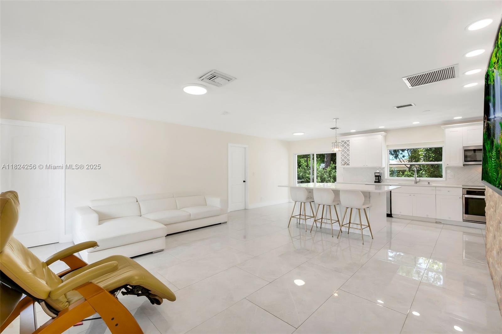 754 NE 36th St, Oakland Park, FL, 33334/$725,000 4 754 NE 36th St