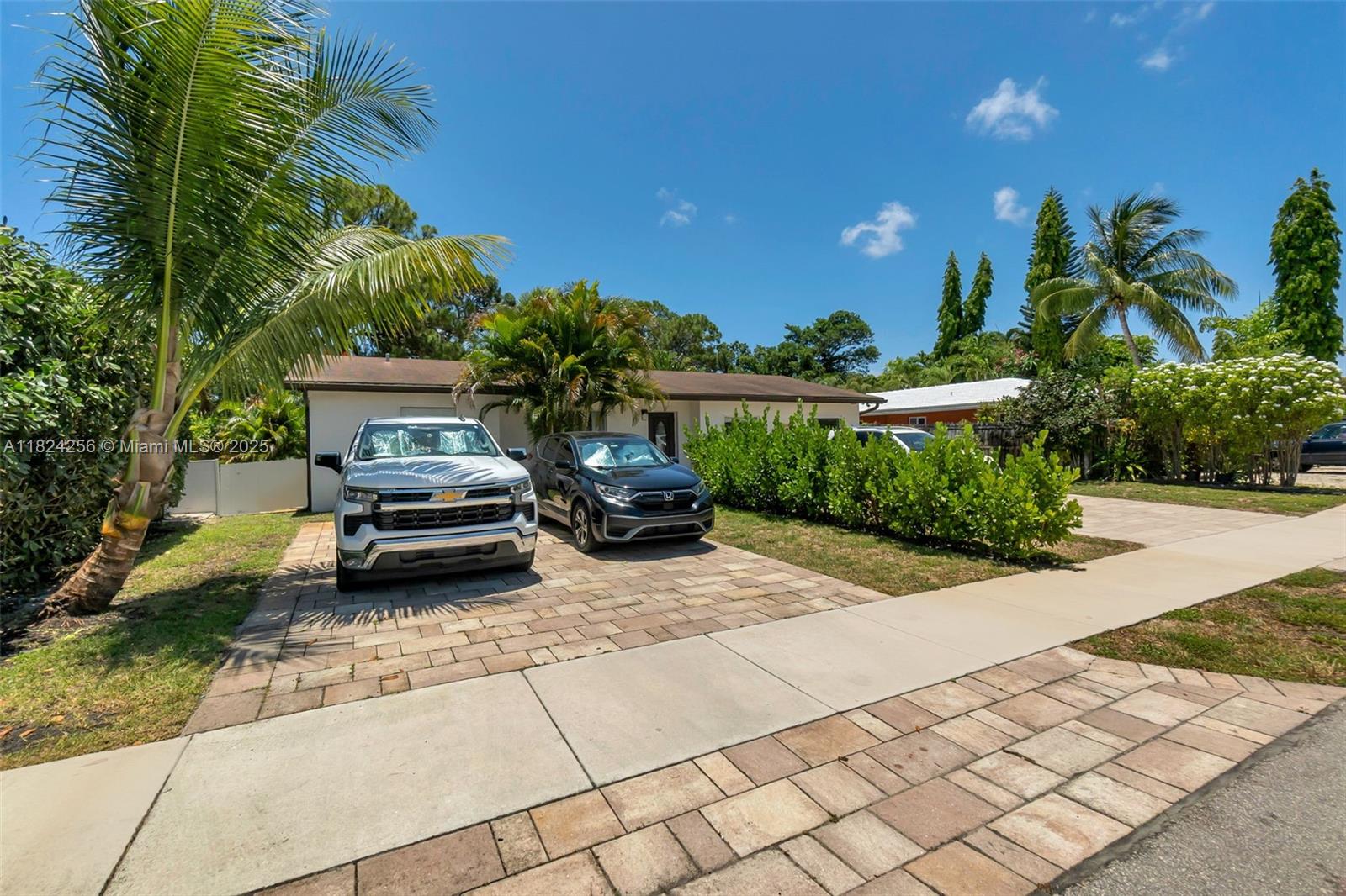 754 NE 36th St, Oakland Park, FL, 33334/$725,000 2 754 NE 36th St