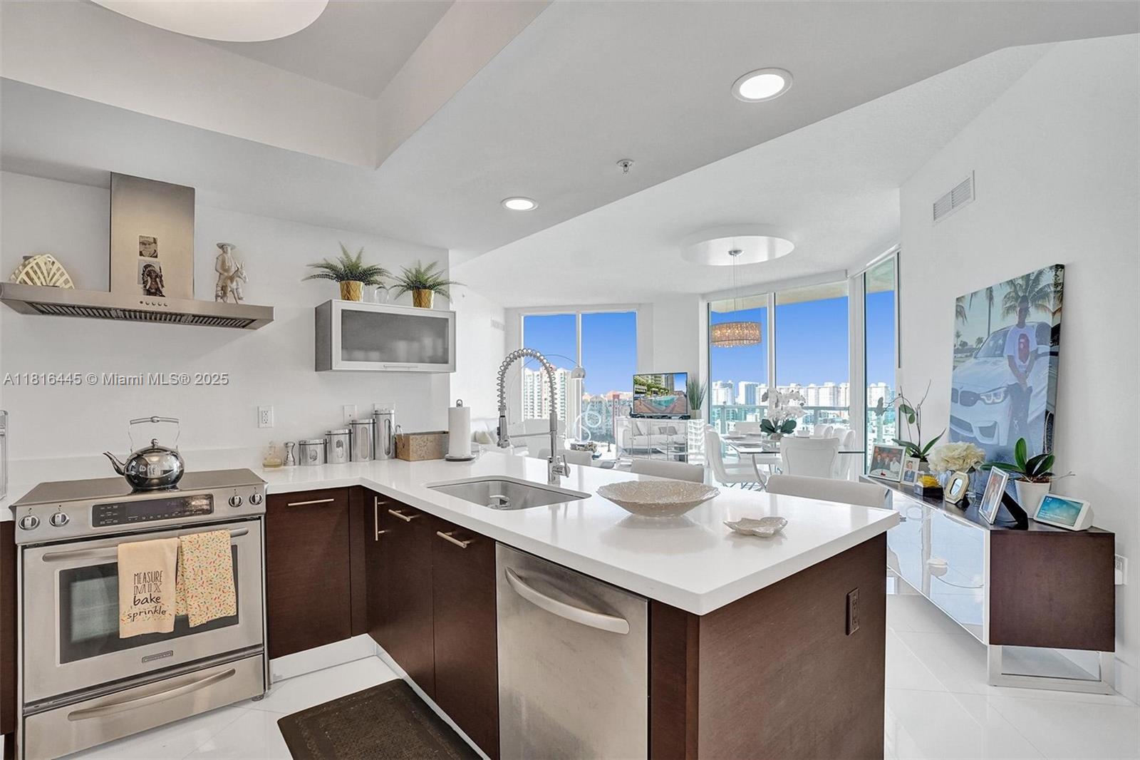 ST TROPEZ ON THE BAY 1 CO - Residential