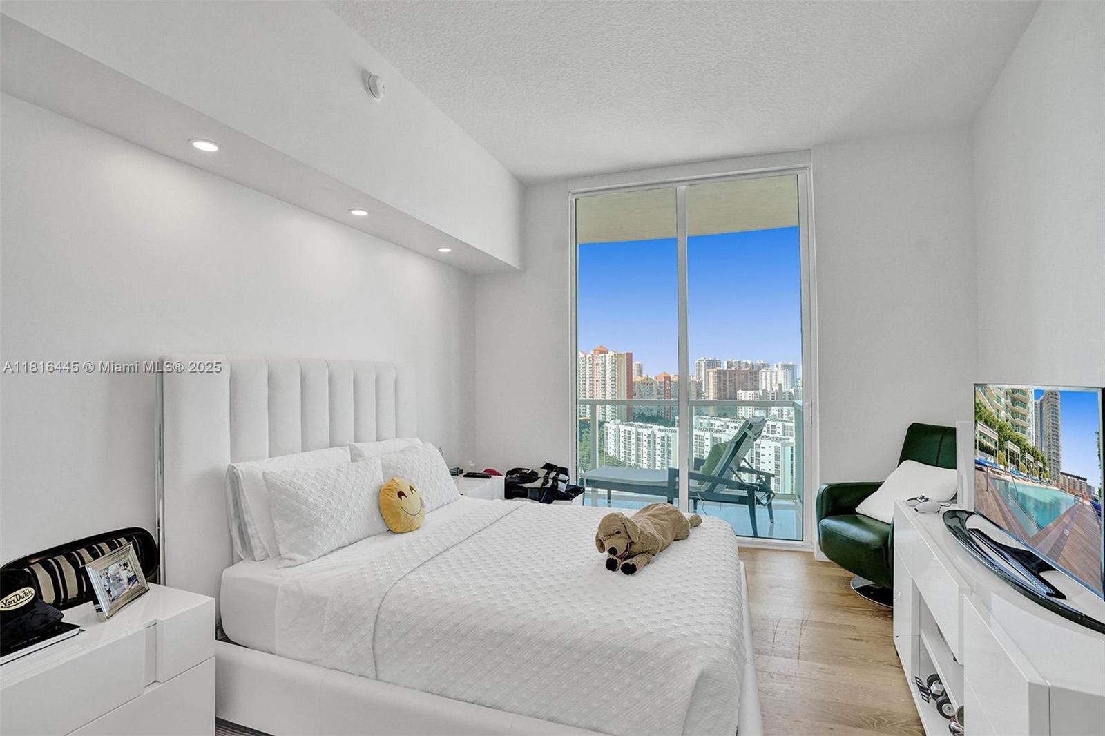 ST TROPEZ ON THE BAY 1 CO - Residential