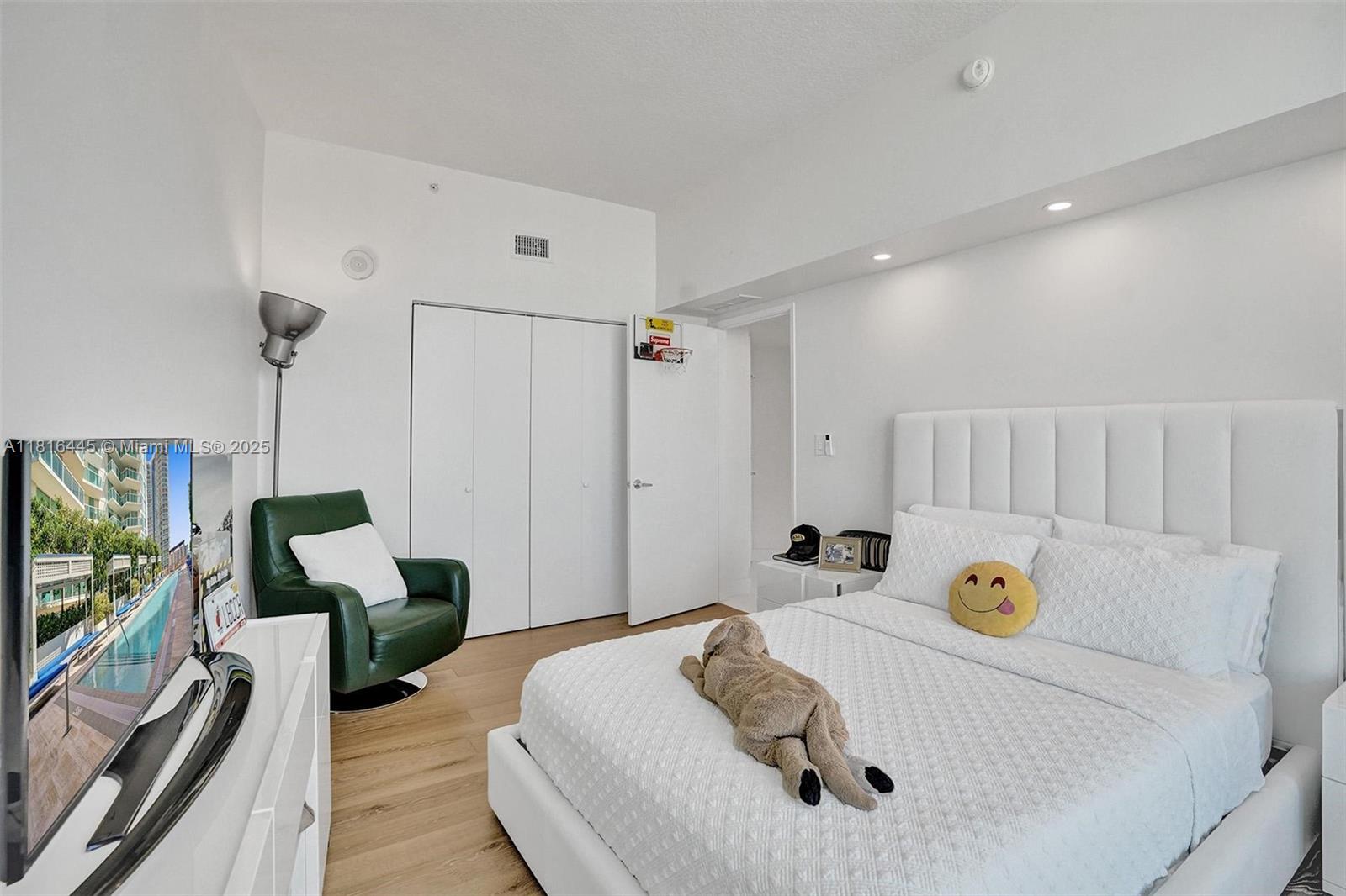 ST TROPEZ ON THE BAY 1 CO - Residential