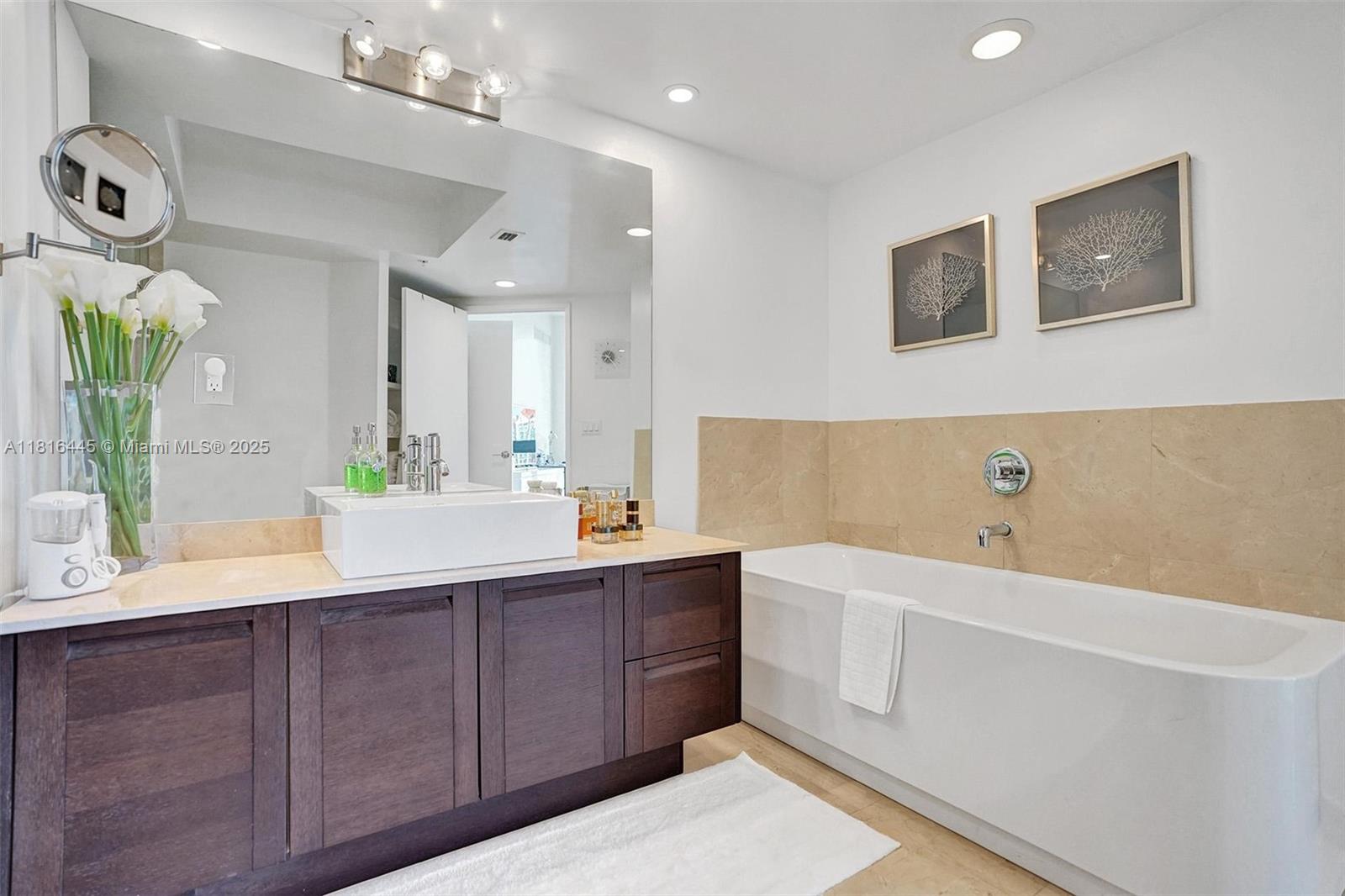 ST TROPEZ ON THE BAY 1 CO - Residential