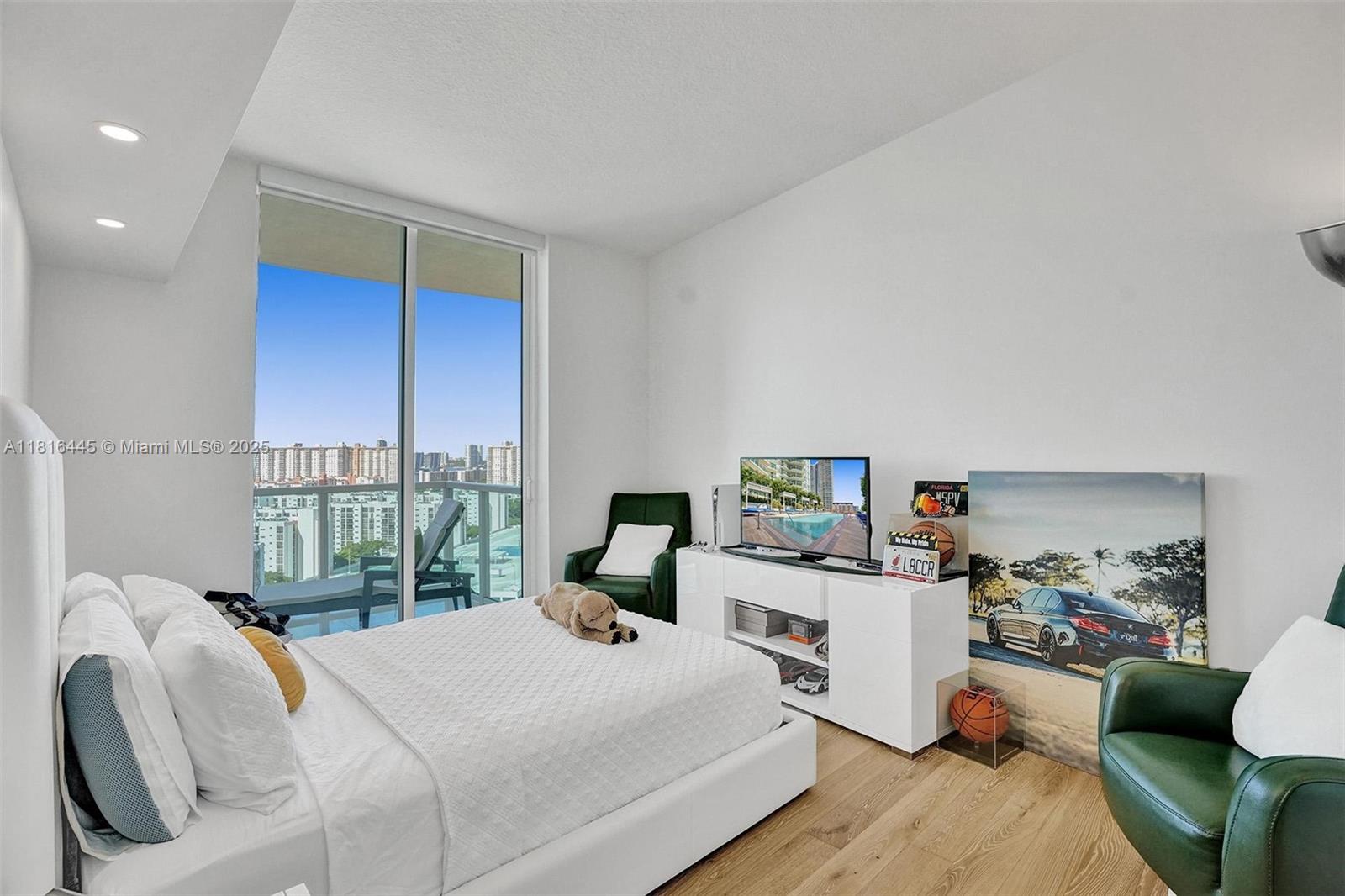 ST TROPEZ ON THE BAY 1 CO - Residential