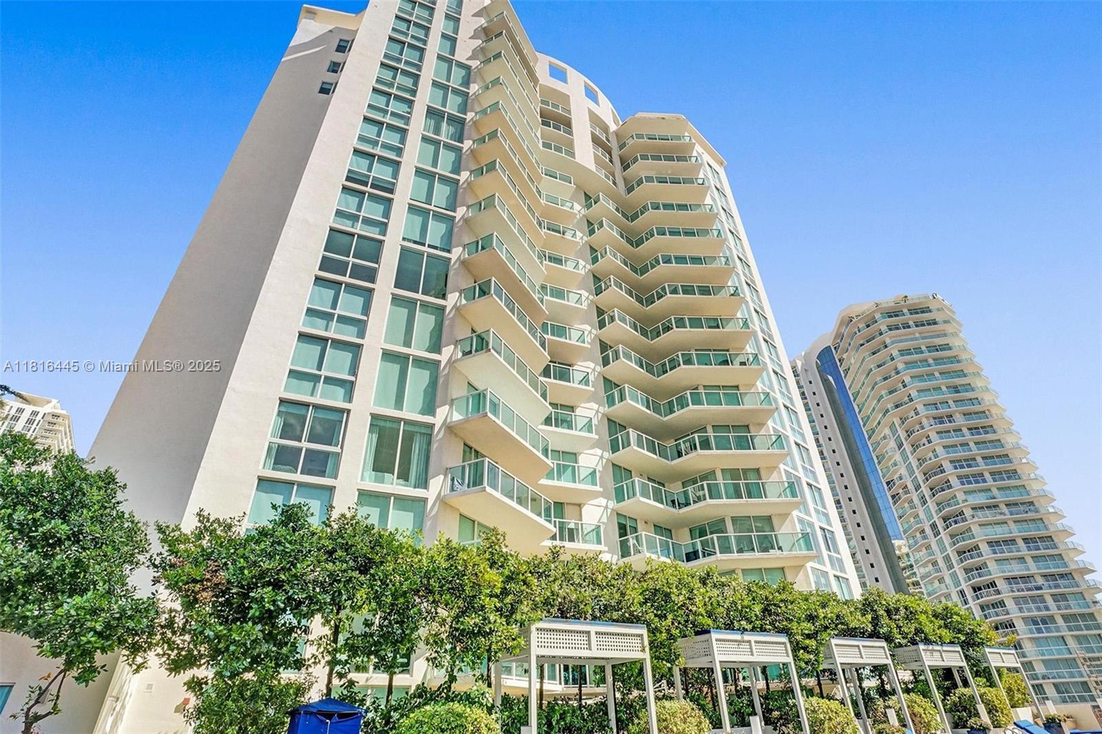 ST TROPEZ ON THE BAY 1 CO - Residential