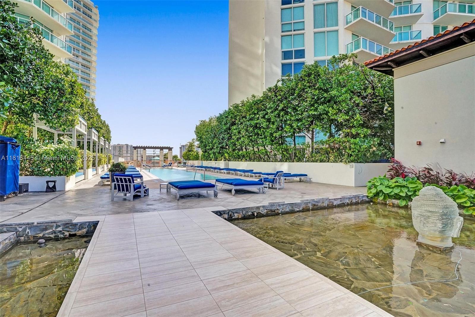 ST TROPEZ ON THE BAY 1 CO - Residential