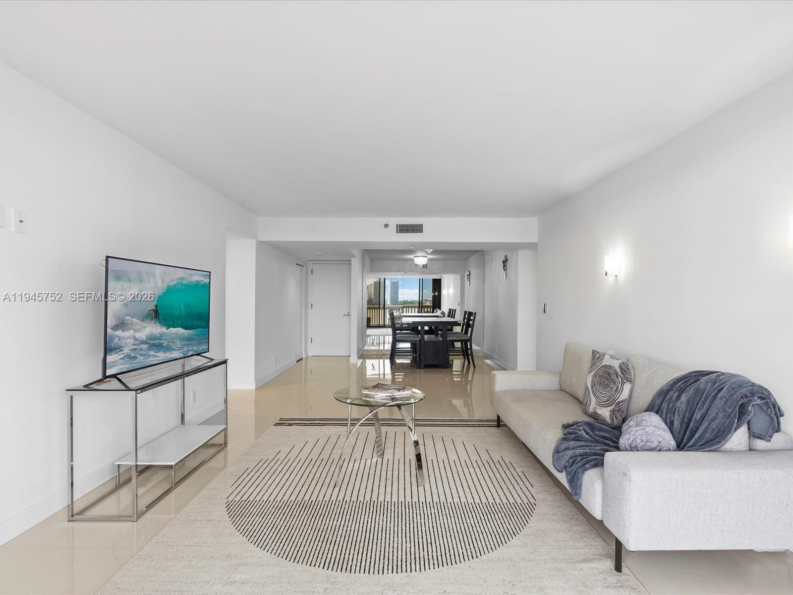 1000 W Island Blvd 612