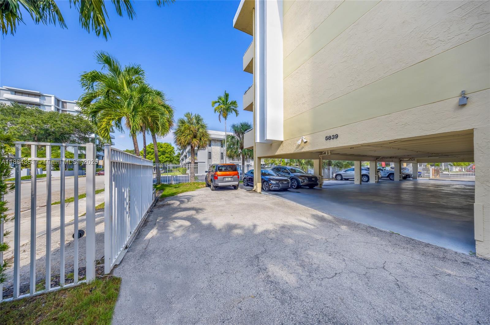 FAIRGLADE MANOR - Residential