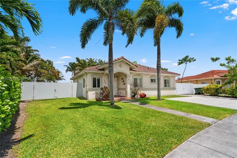 Photo of 716 SE 12th Ter, Homestead, FL 33033 (MLS # A12026229)