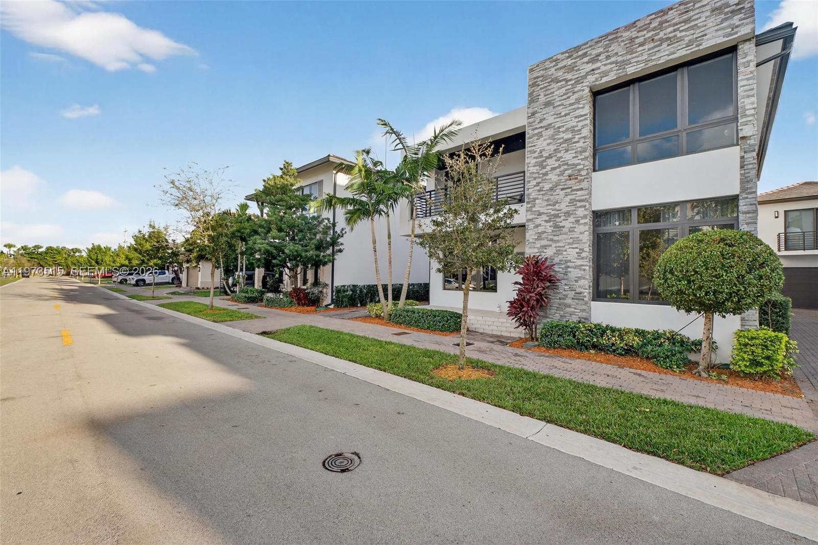 DOWNTOWN DORAL SOUTH PHAS - Residential