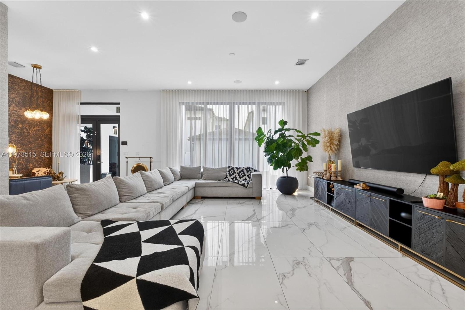 DOWNTOWN DORAL SOUTH PHAS - Residential