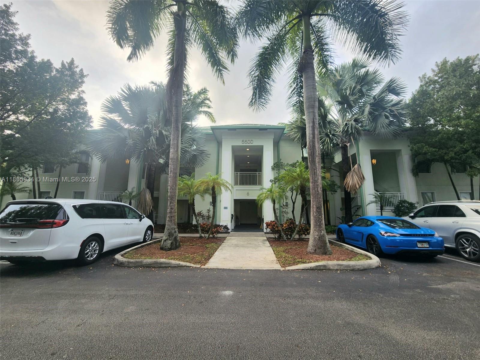 GREAT OPPORTUNITY IN PRICE AND LOCATION, IN THE HEART OF DORAL, LARGE STUDIO FULLY FURNISHED AND EQUIPPED FOR UP TO 4 PEOPLE. FULL KITCHEN. NEXT TO THE TRUMP NATIONAL DORAL GOLF COURSES, AND IN FRONT OF DOWNTOWN DORAL, YOU CAN WALK TO EXCELLENT RESTAURANTS, SERVICES AND PUBLIX. IDEAL FOR THOSE WHO TRAVEL A LOT TO MIAMI AND NEED TO HAVE A PLACE TO ARRIVE, WHICH AT THE SAME TIME GENERATES THEM INCOME, ALSO FOR THOSE WHO ESCAPE THE COLD SEASON, TO PLAY GOLF AND GO TO THE BEACH SEASONALLY. THE OWNER CAN LIVE IN THE UNIT FOR UP TO SIX MONTHS EACH YEAR, AND THE HOTEL MANAGER PUT THEIR UNIT INTO THE HOTEL PROGRAM, FOR THE WHOLE TIME THEY ARE NOT USING THEIR UNIT. THE ANNUAL OCCUPANCY IN THE AREA IS OVER 80%. THE HOA INCLUDES ALL UTILITIES, WATER, ELECTRICITY, CABLE, INTERNET, POOL, GYM, ETC.