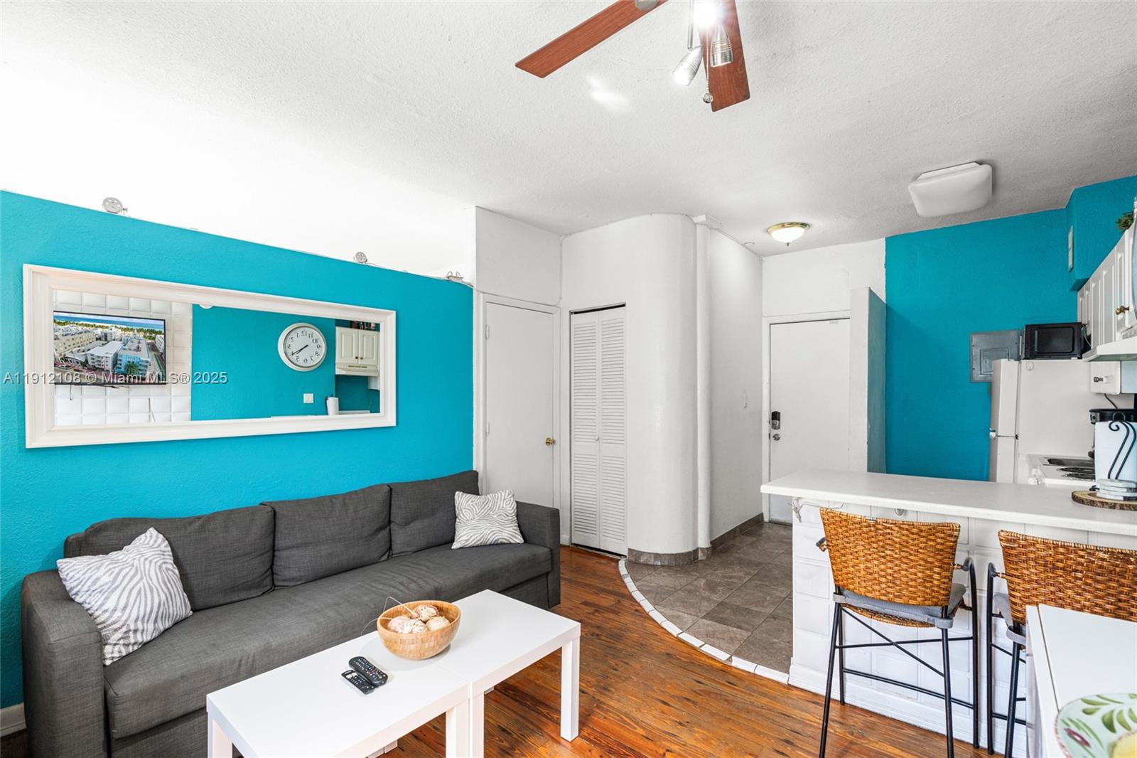 1100 Collins Ave 211