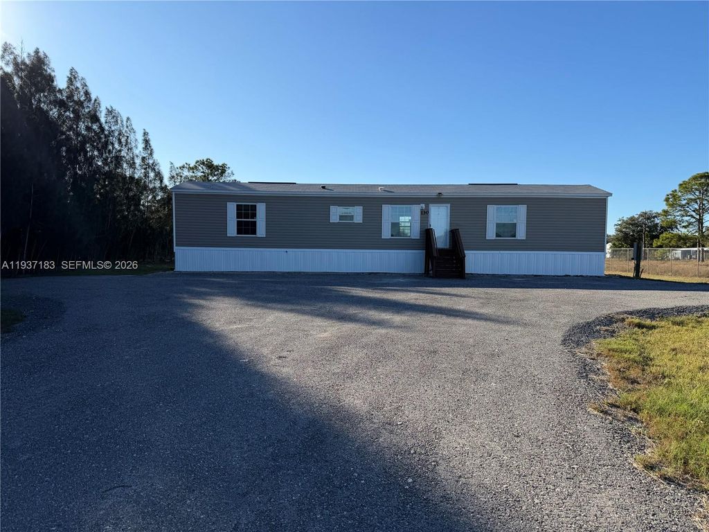 Photo of 130 N Granja St, Clewiston, FL 33440 (MLS # A11937183)