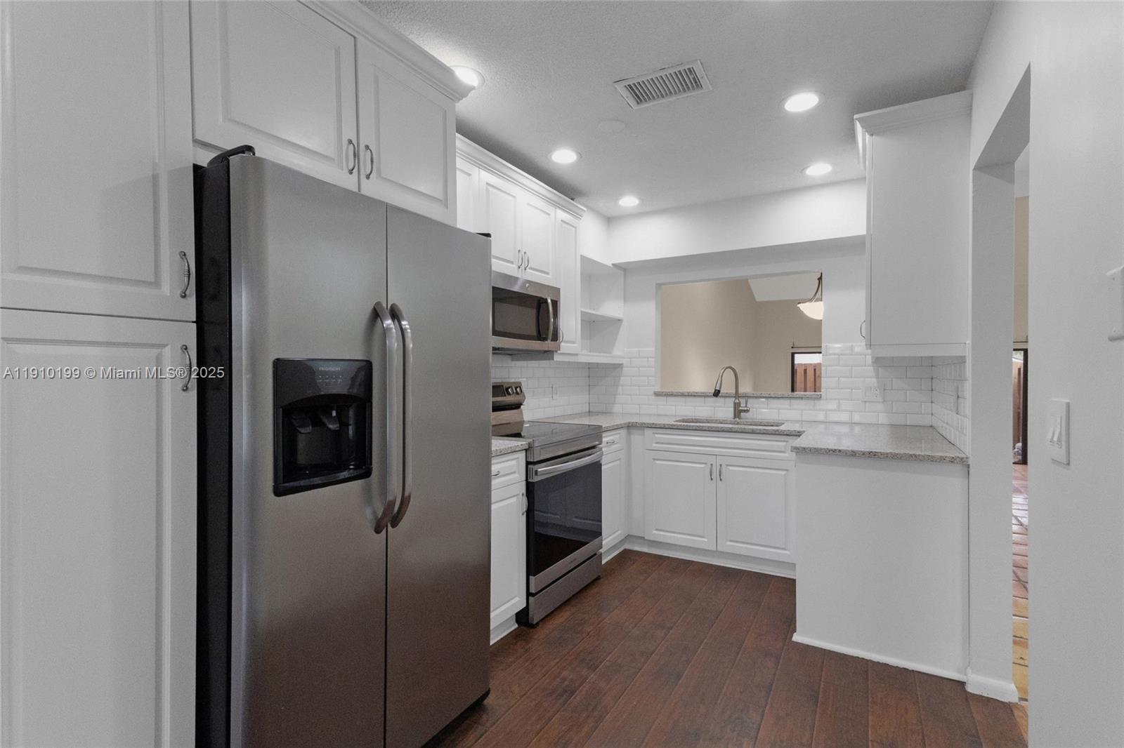 PINE ISLAND LAKES TOWNHOM - Residential Lease