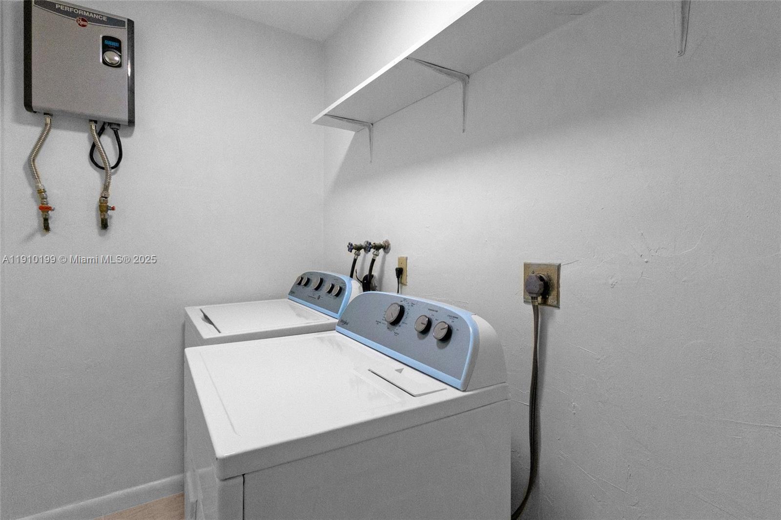 PINE ISLAND LAKES TOWNHOM - Residential Lease