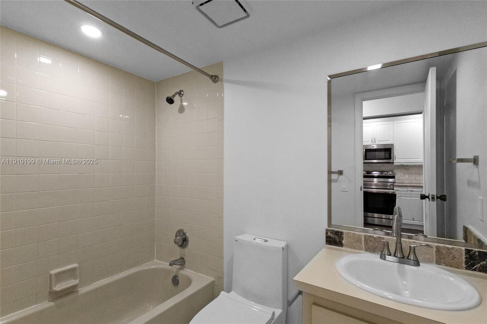 PINE ISLAND LAKES TOWNHOM - Residential Lease