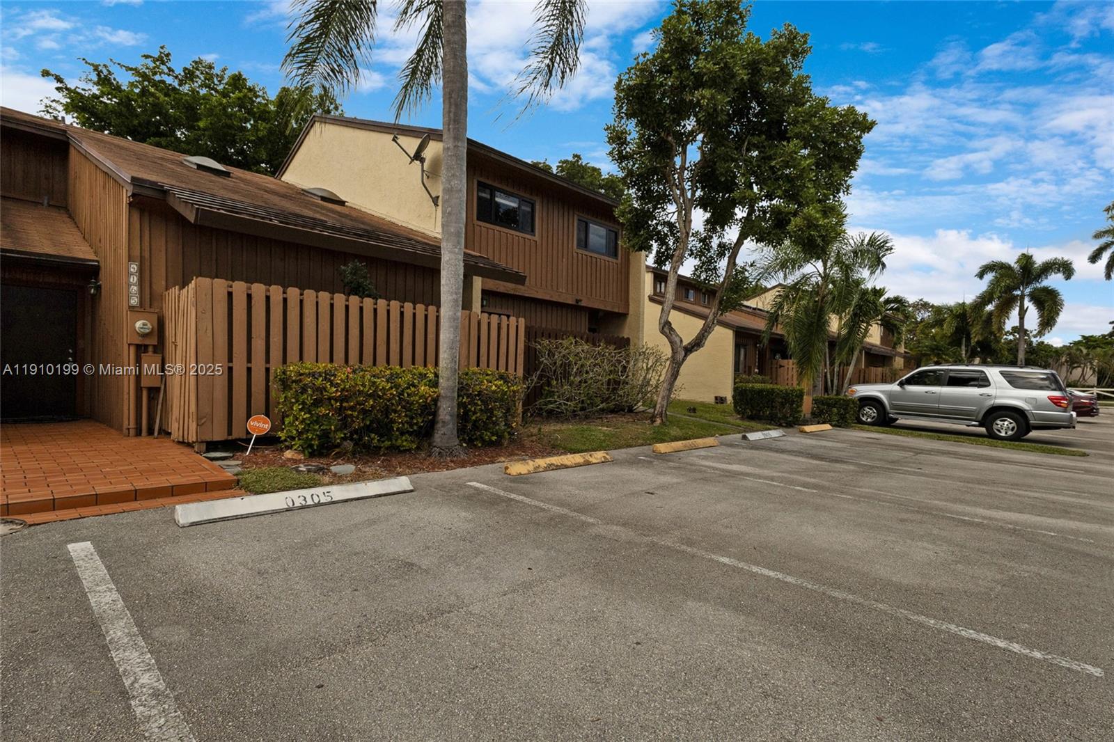 PINE ISLAND LAKES TOWNHOM - Residential Lease