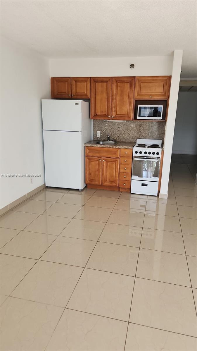 Discover the perfect studio apartment, ideally situated near major highways, hospitals, shopping malls, and the beautiful beach! Water and electricity included. Unit currently rented for $1300 unit Feb 2026. Don't miss out on this fantastic opportunity!