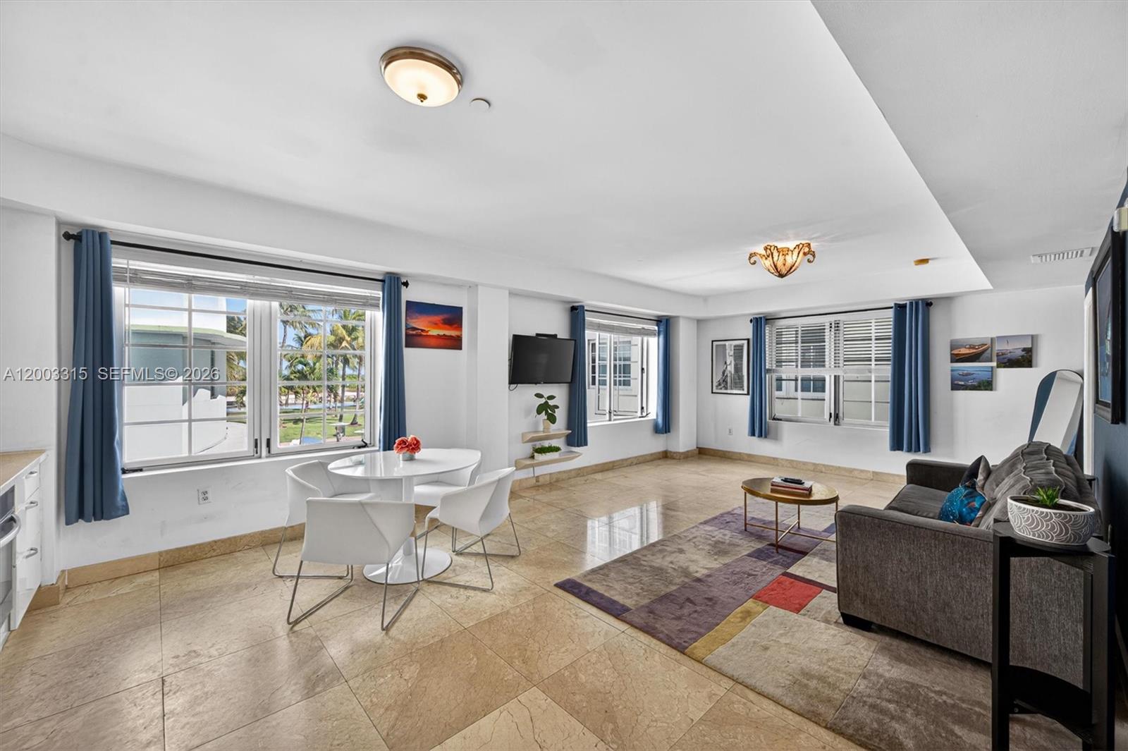 THE CARLYLE DECO HOTEL CO - Residential