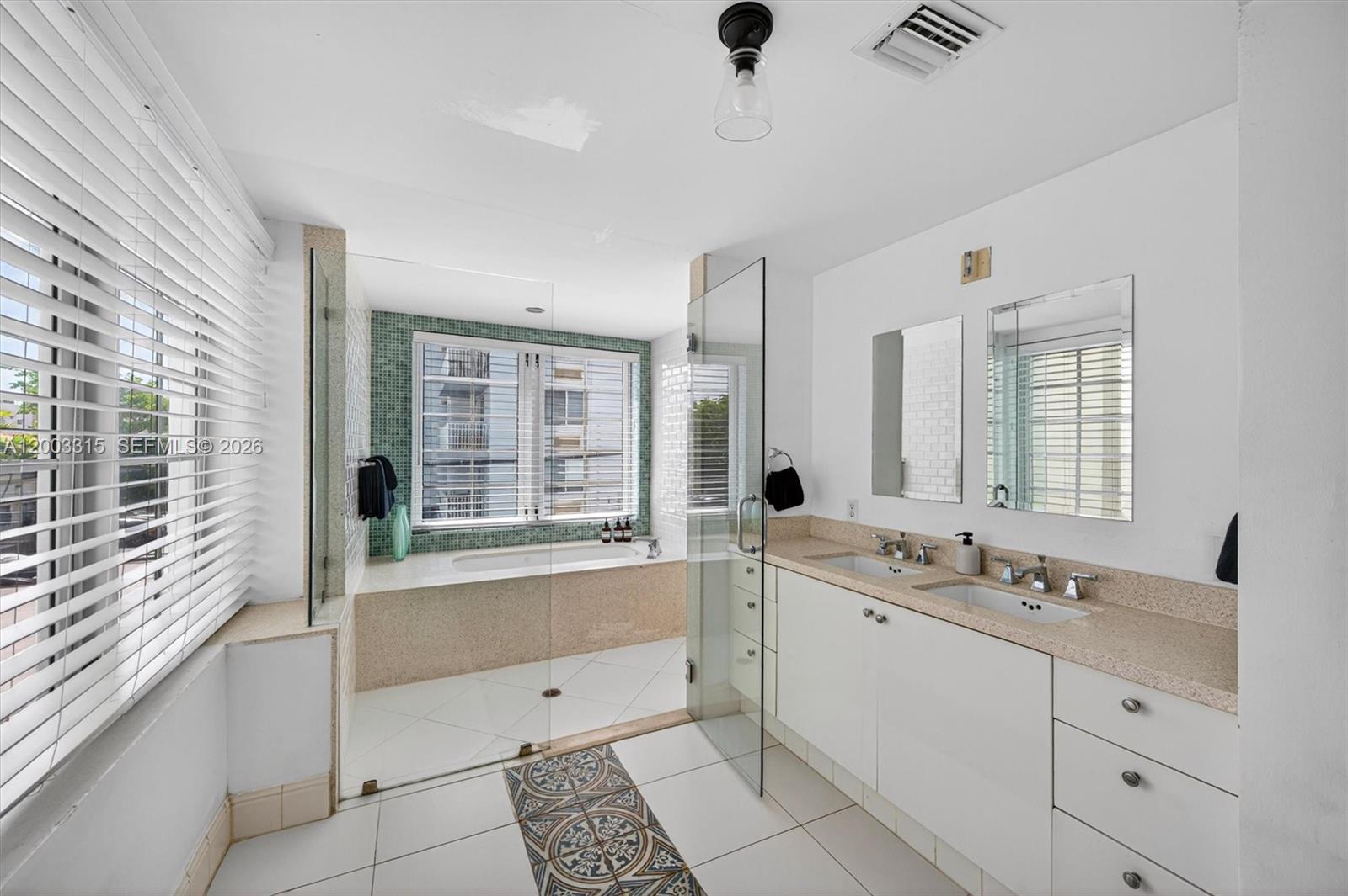 THE CARLYLE DECO HOTEL CO - Residential