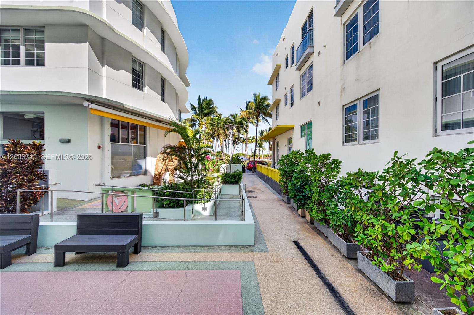 THE CARLYLE DECO HOTEL CO - Residential