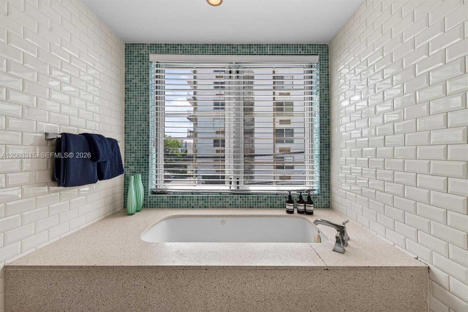 THE CARLYLE DECO HOTEL CO - Residential