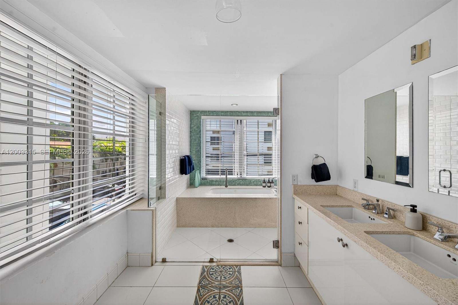 THE CARLYLE DECO HOTEL CO - Residential