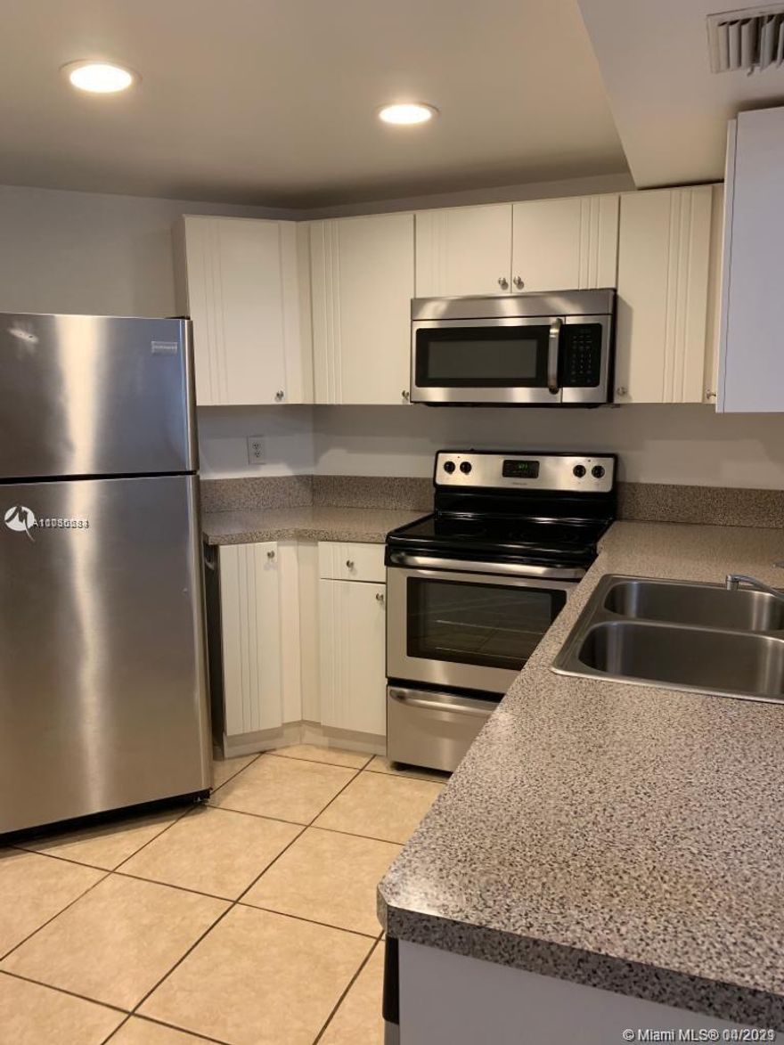 GREAT 2 BEDROOMS AND 2 BATHS APARTMENT IN A GATED COMMUNITY. NEW APPLIANCES!!! EXCELLENT LOCATION, CLOSE TO MAJOR HIGHWAYS AND SHOPPING CENTERS. TILE FLOORS, WASHER AND DRYER.