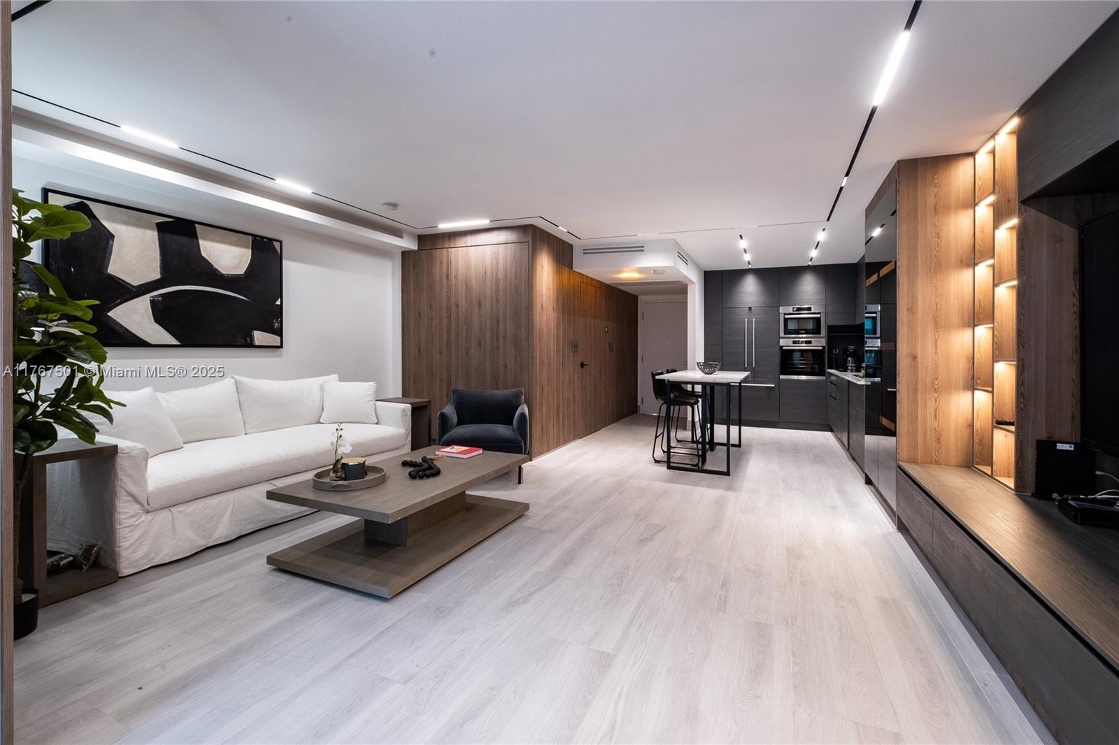 2301 Collins Ave 432