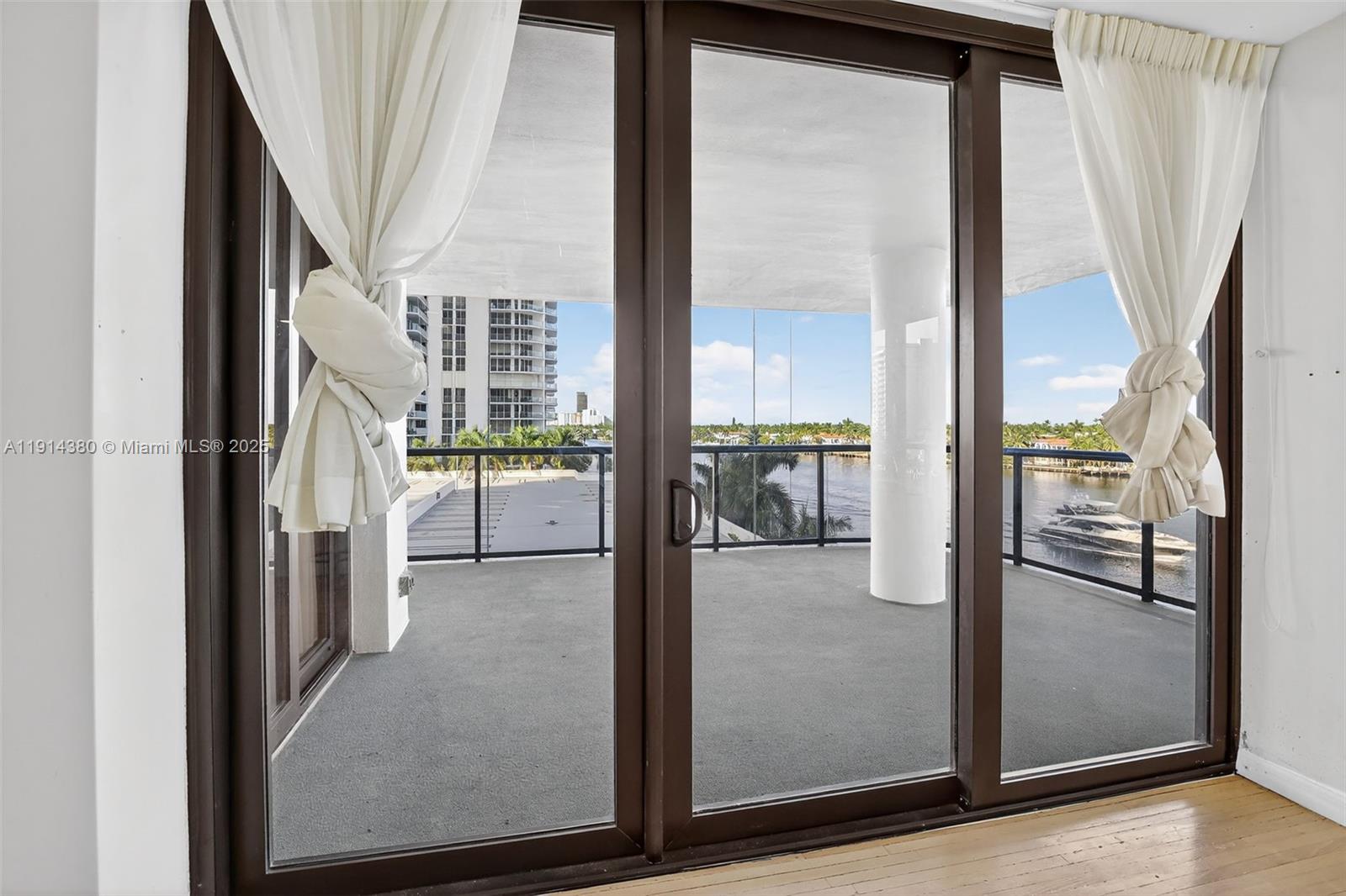 TURNBERRY ISLE SOUTH COND - Residential