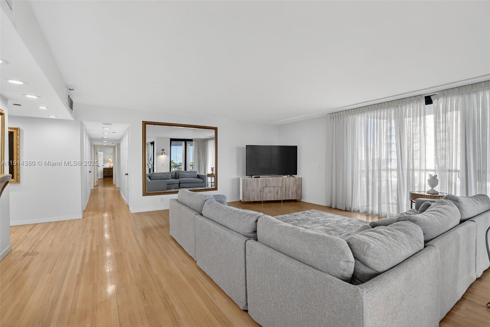 TURNBERRY ISLE SOUTH COND - Residential