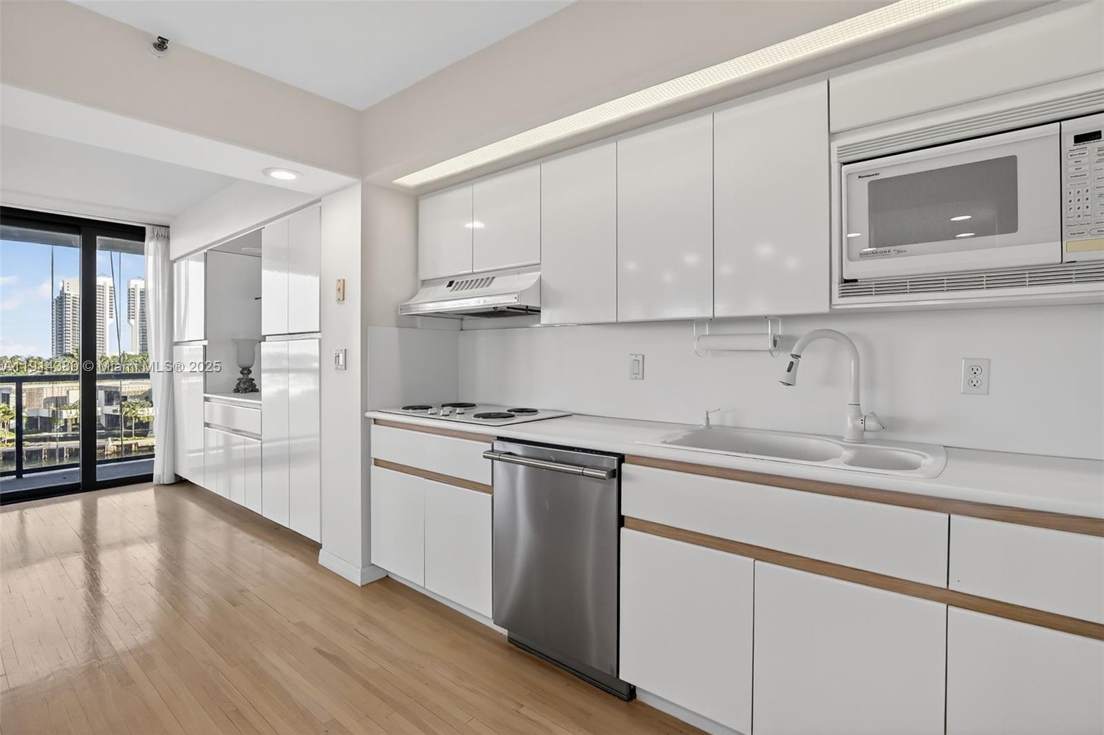 TURNBERRY ISLE SOUTH COND - Residential