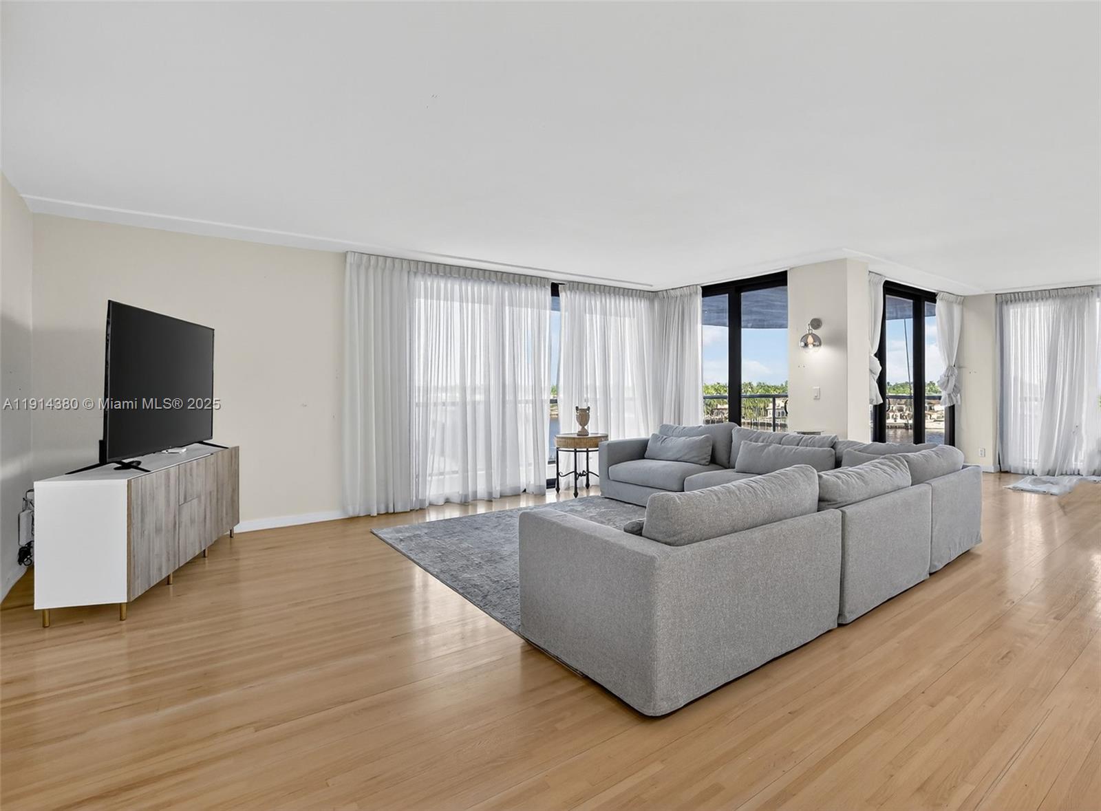 TURNBERRY ISLE SOUTH COND - Residential