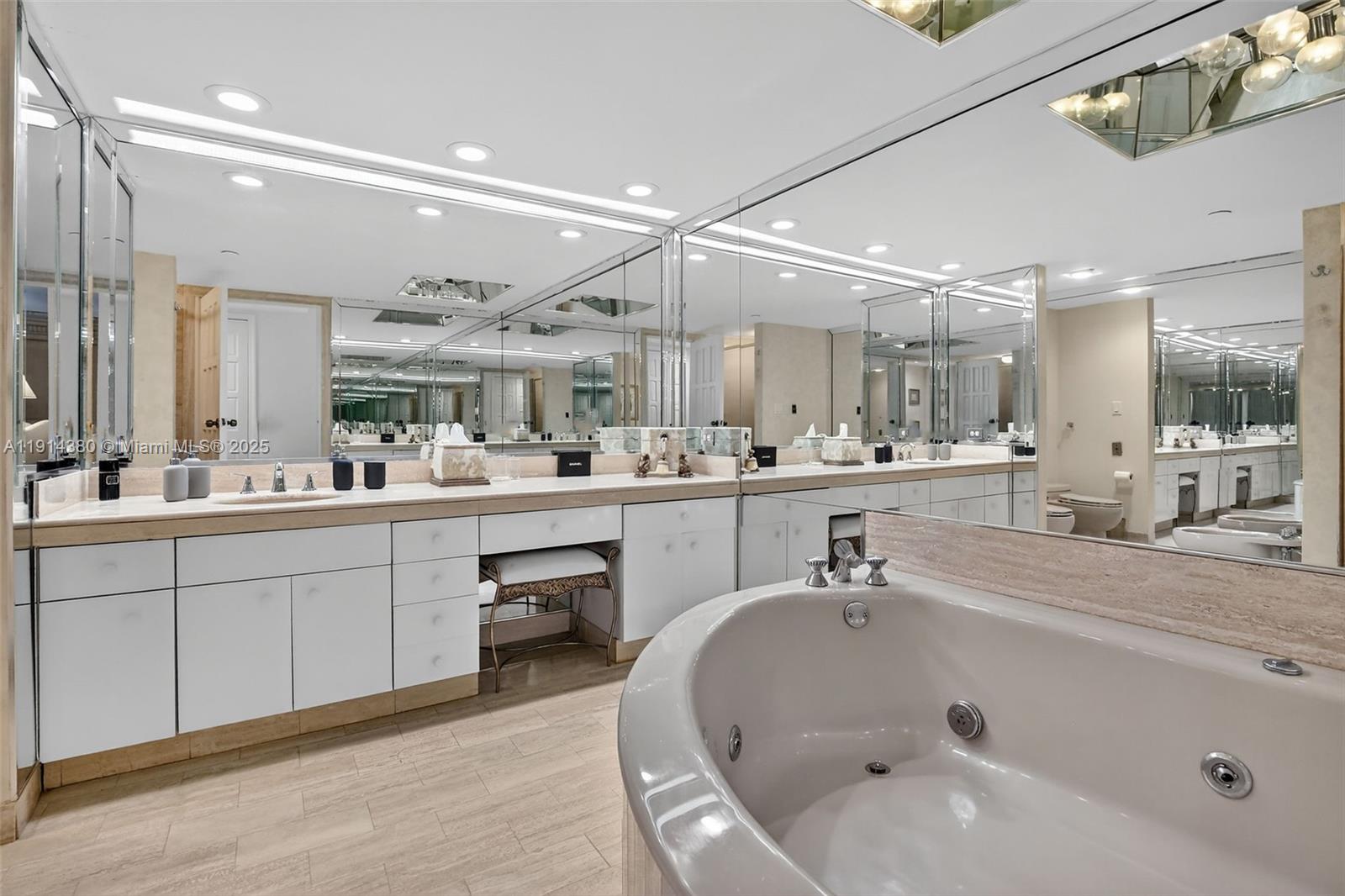 TURNBERRY ISLE SOUTH COND - Residential