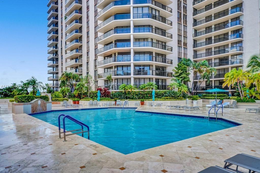 TURNBERRY ISLE SOUTH COND - Residential
