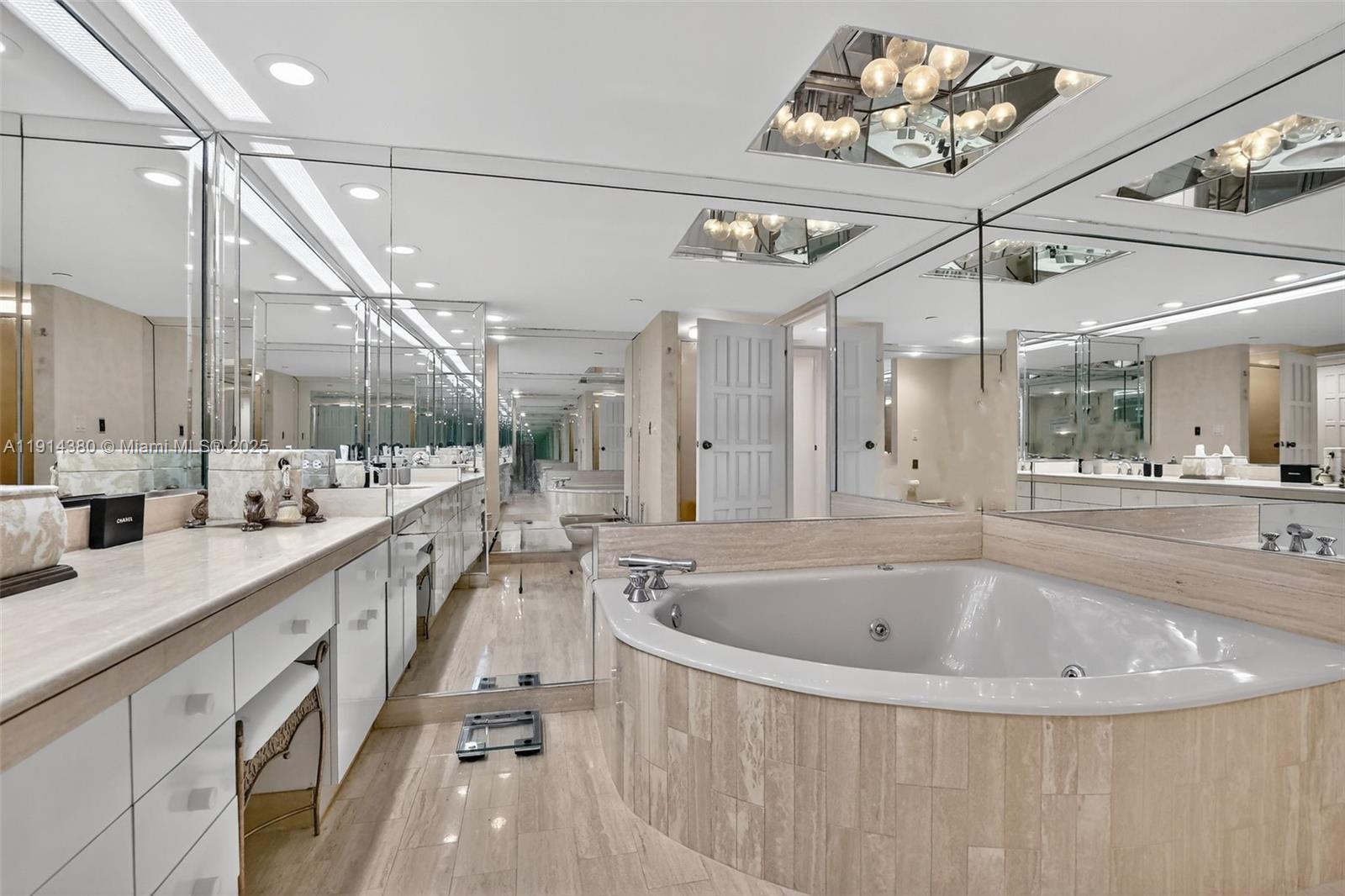 TURNBERRY ISLE SOUTH COND - Residential