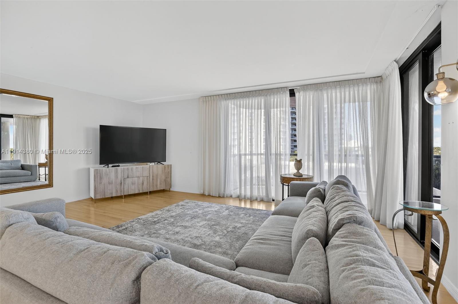 TURNBERRY ISLE SOUTH COND - Residential