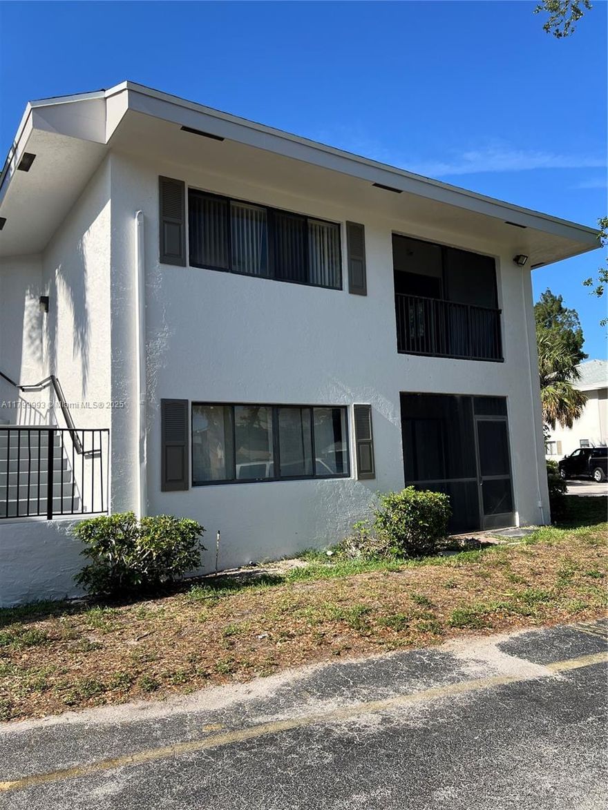 LOCATION!!! All updated apartment in Fort Lauderdale!! 1 bedroom and 1 bath. Big walk in closet and balcony. Washer and dryer inside the unit. The community has a lot of ammenities. Very quiet community. 
Come to see it and make it your own home.
Very easy asociation.