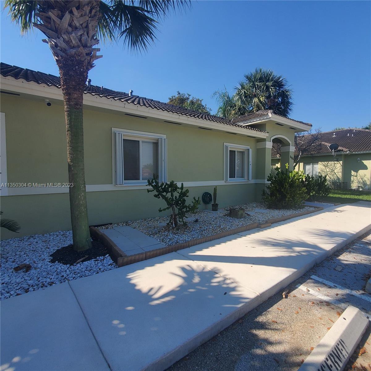 Photo 2 of 16 of listing 7585bffb-5539-4eab-a21e-4cc42b6c7229 condo